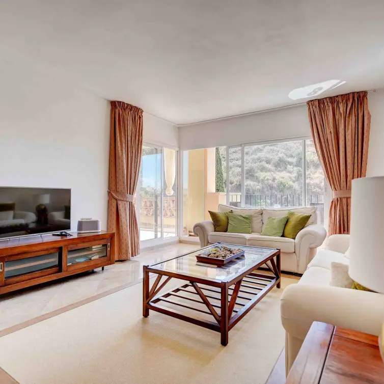 Sale of middle floor apartment in Calahonda