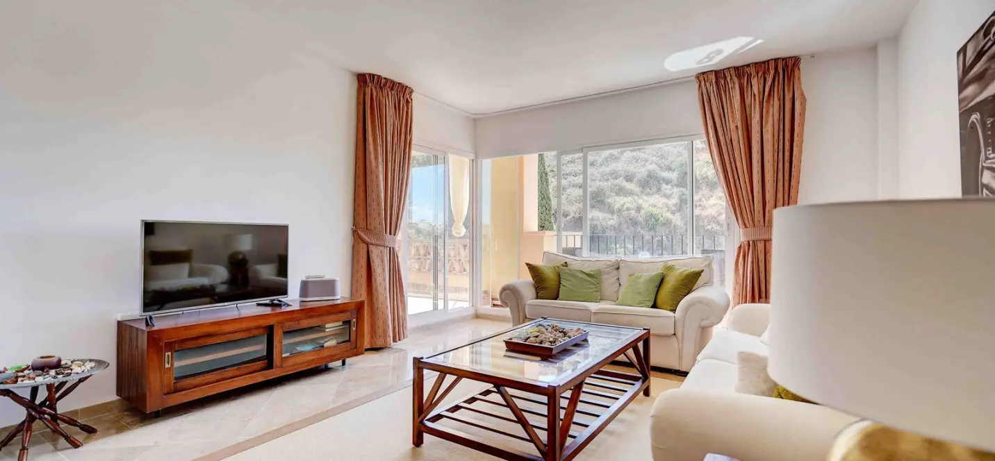 Sale of middle floor apartment in Calahonda 2