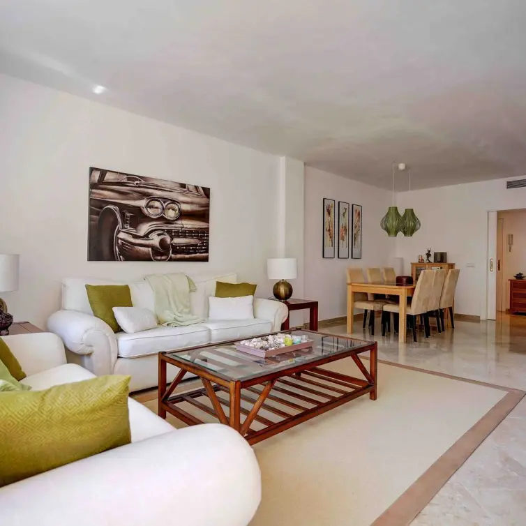 Sale of middle floor apartment in Calahonda
