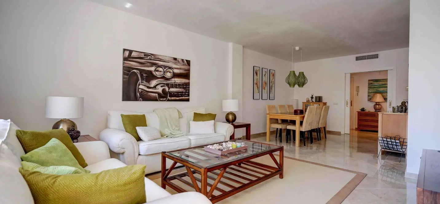 Sale of middle floor apartment in Calahonda 3