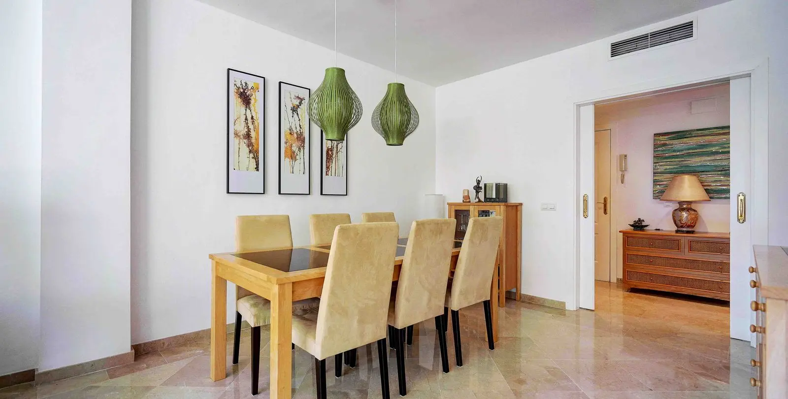 Sale of middle floor apartment in Calahonda 5