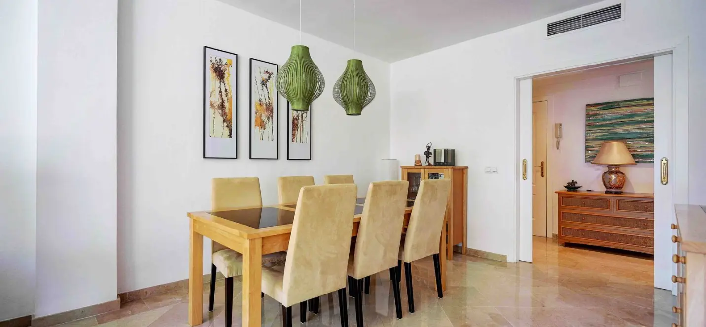 Sale of middle floor apartment in Calahonda 4