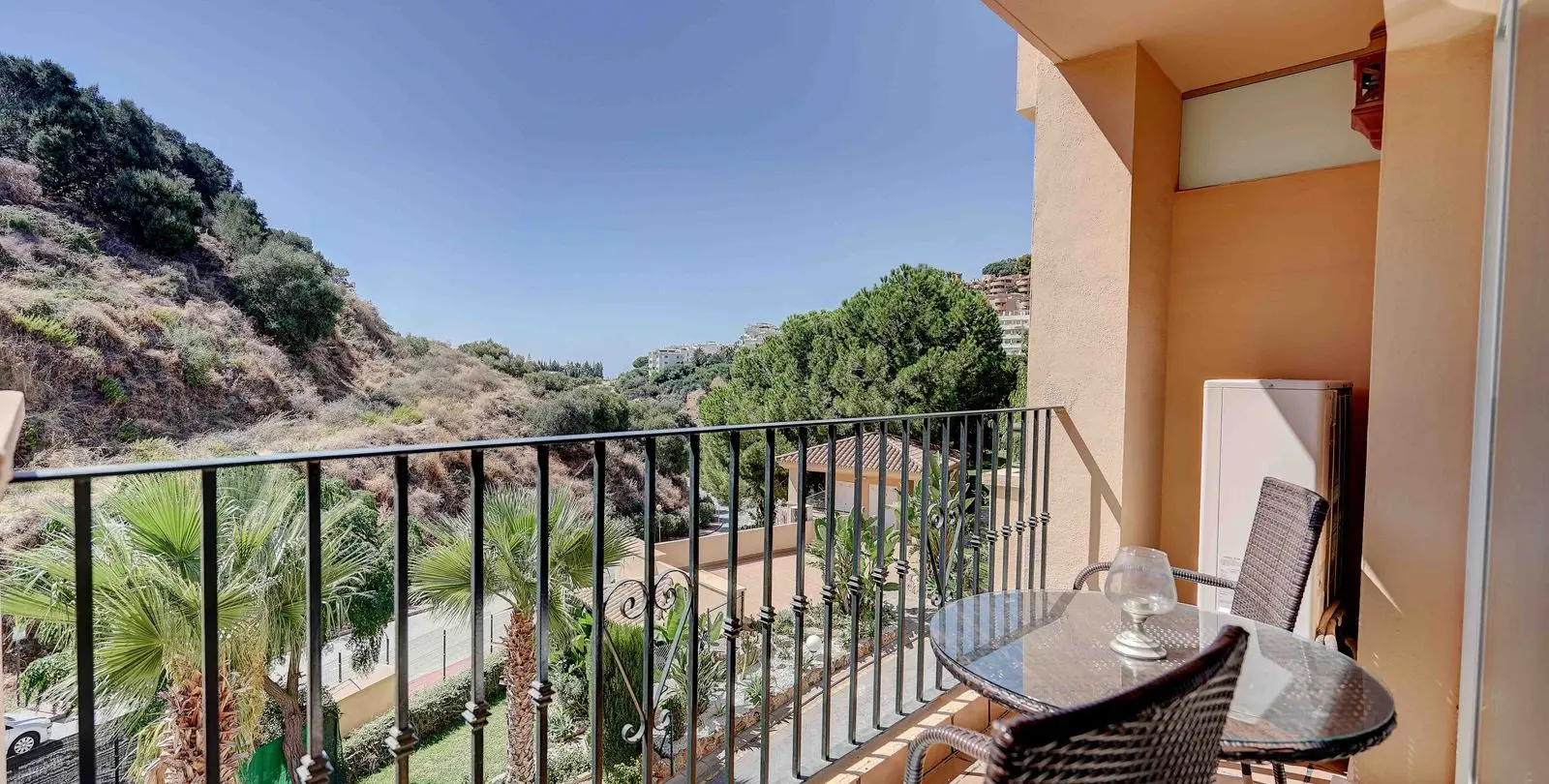 Sale of middle floor apartment in Calahonda 7