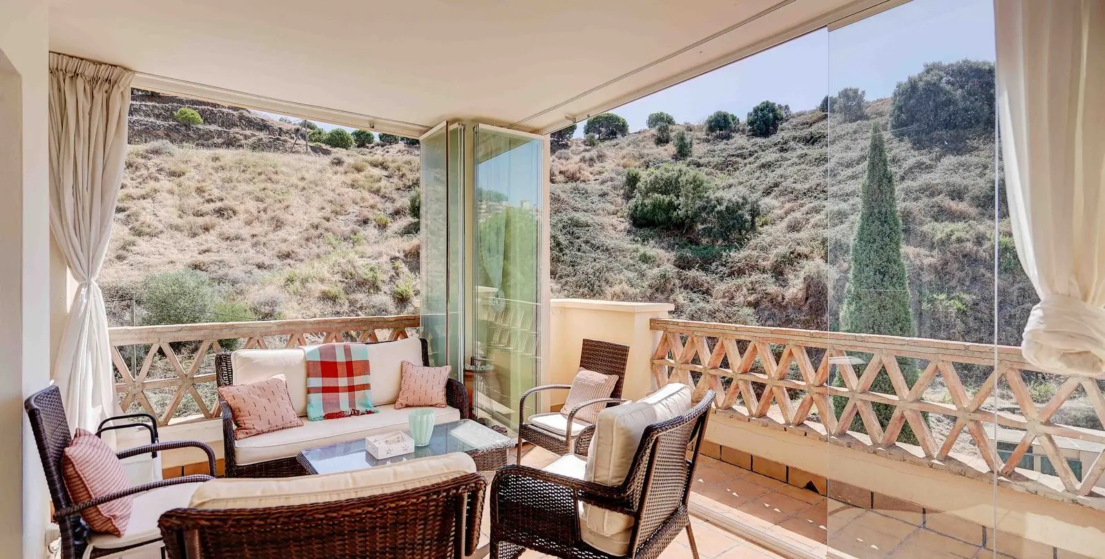 Sale of middle floor apartment in Calahonda 8