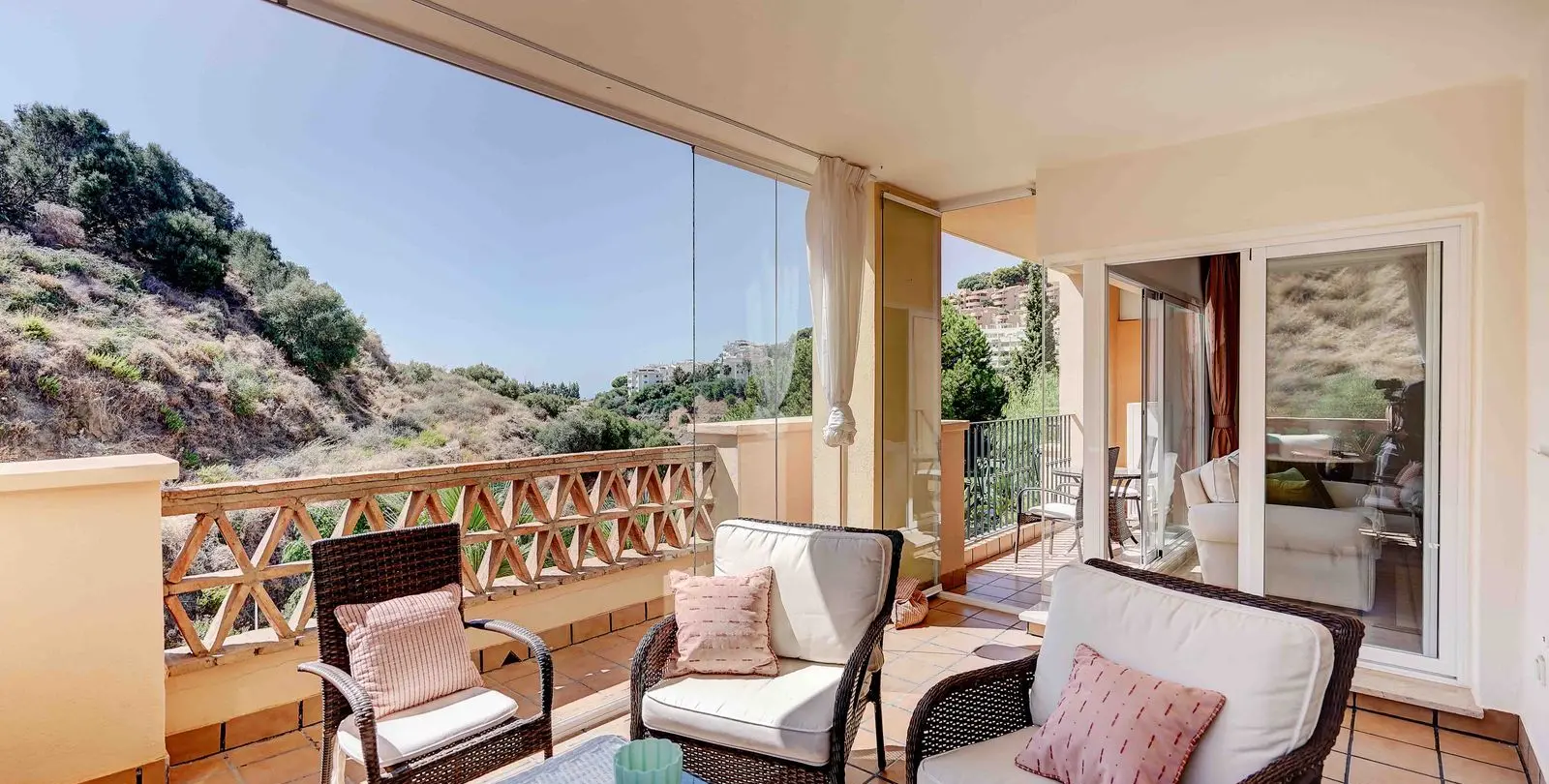 Sale of middle floor apartment in Calahonda 9