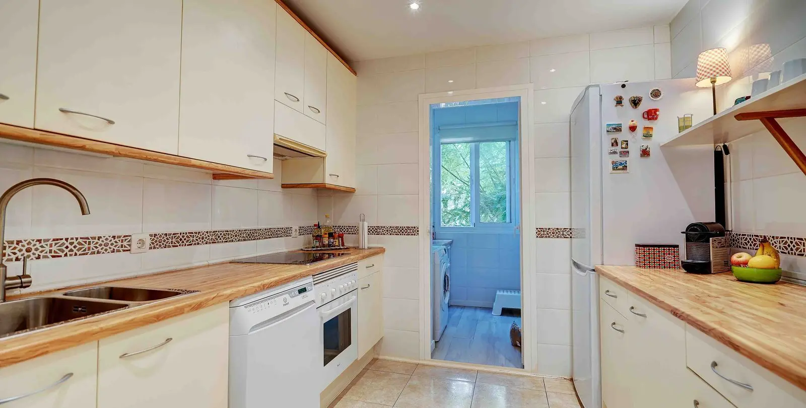 Sale of middle floor apartment in Calahonda 10
