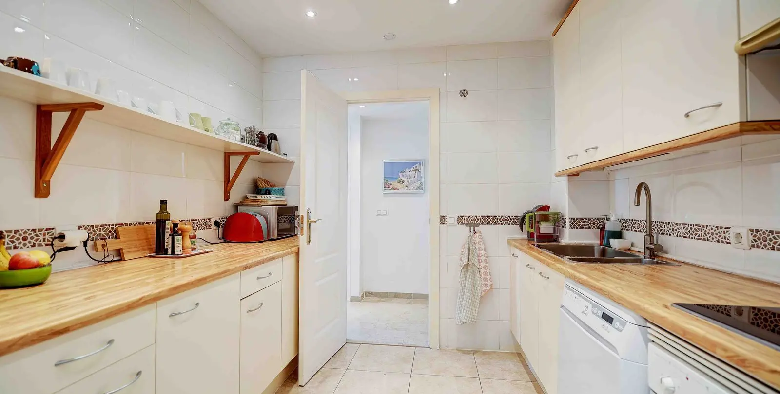 Sale of middle floor apartment in Calahonda 11