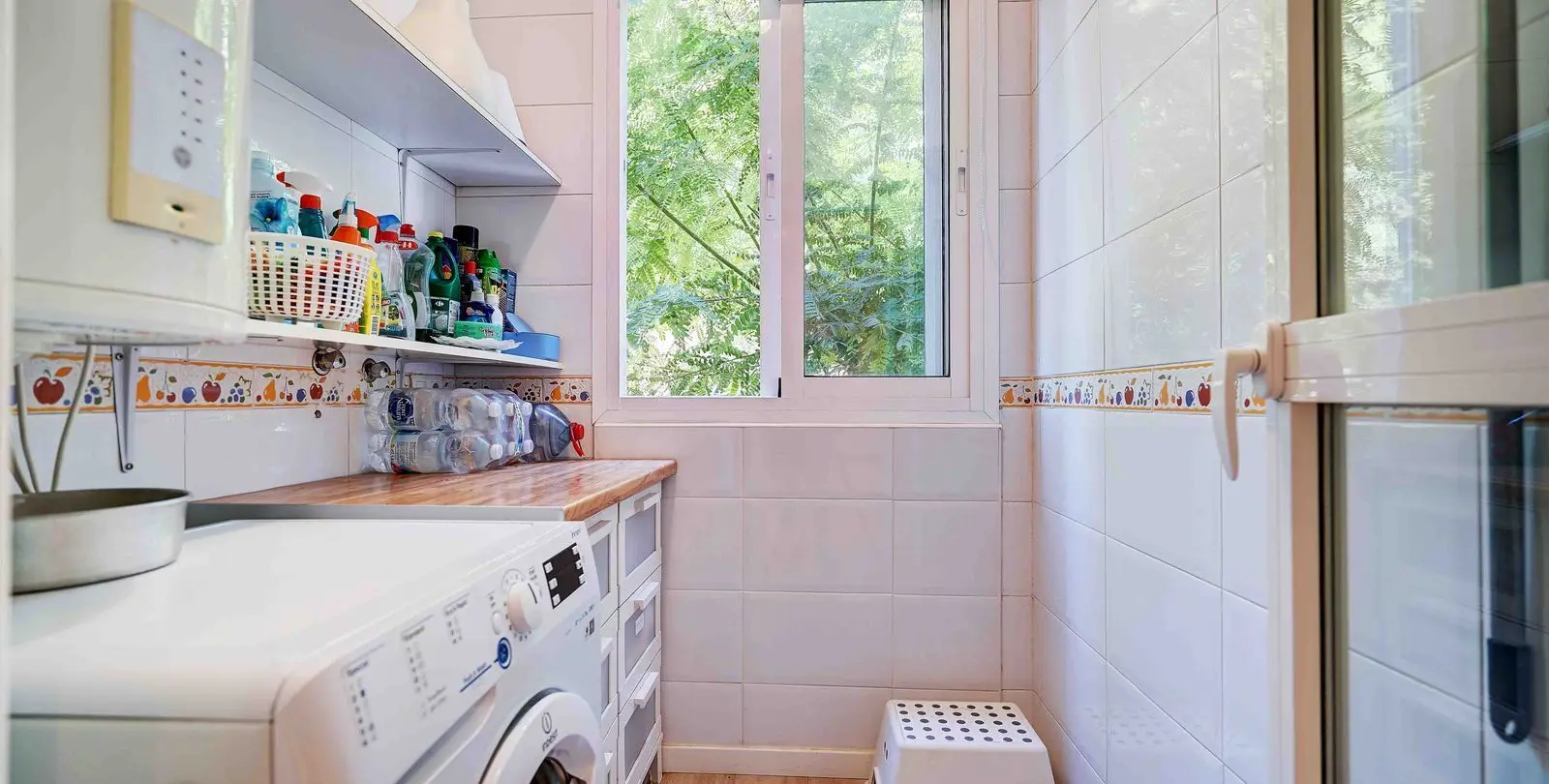 Sale of middle floor apartment in Calahonda 12