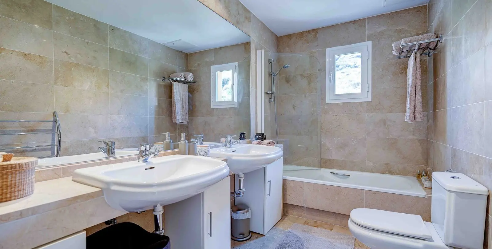 Sale of middle floor apartment in Calahonda 16