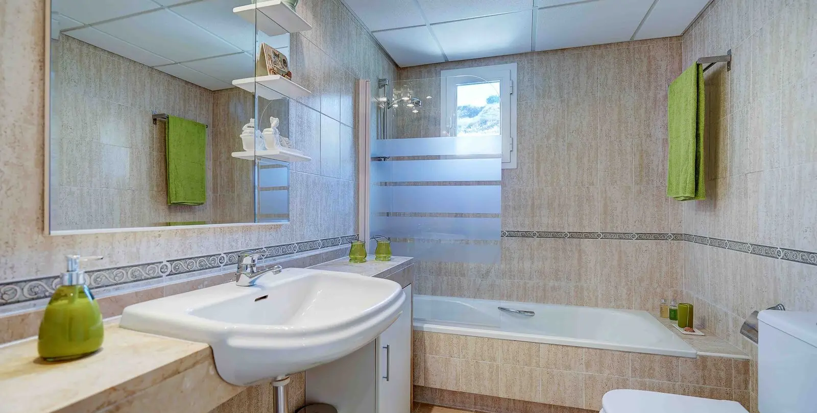 Sale of middle floor apartment in Calahonda 18