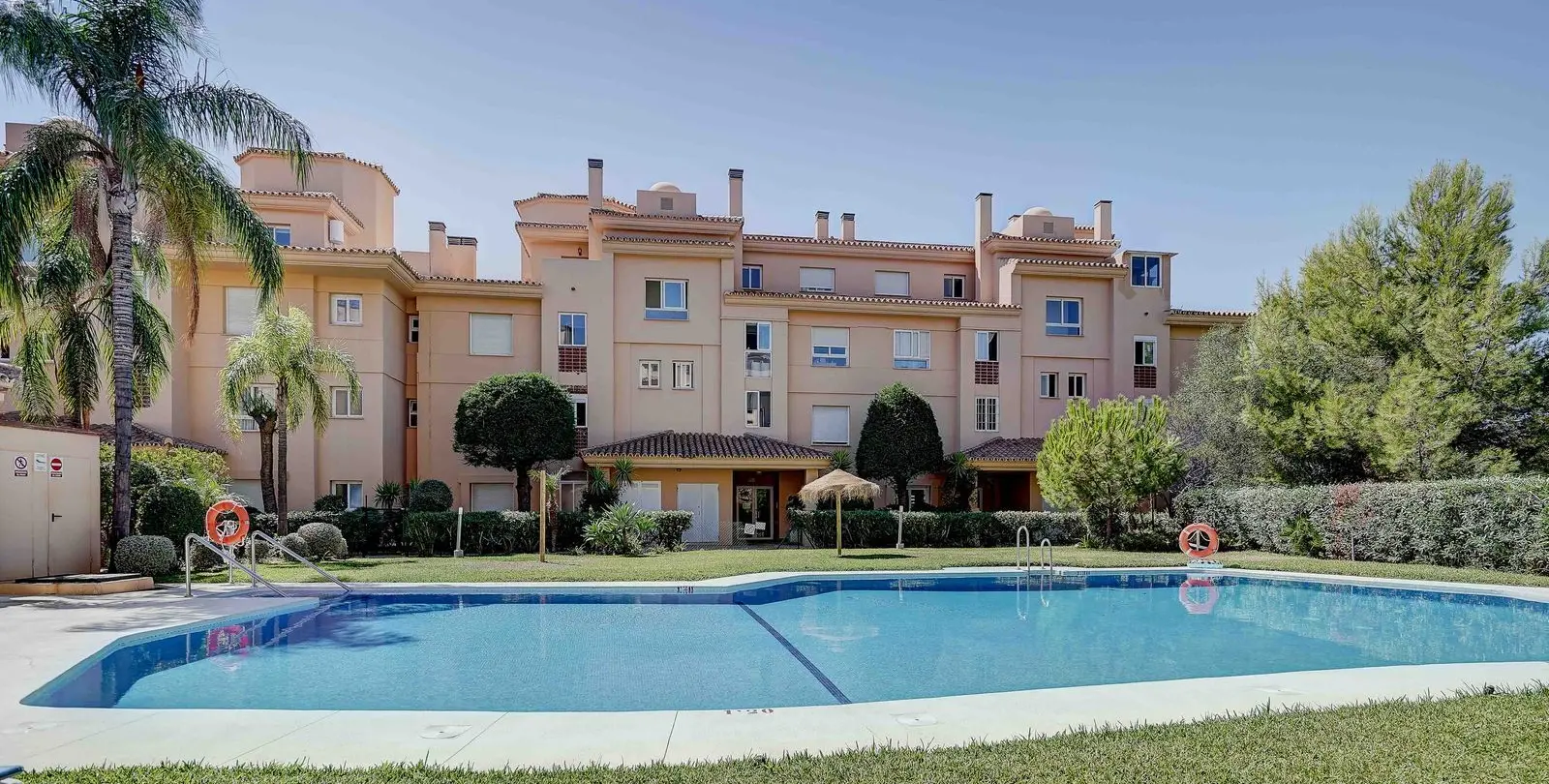 Sale of middle floor apartment in Calahonda 20