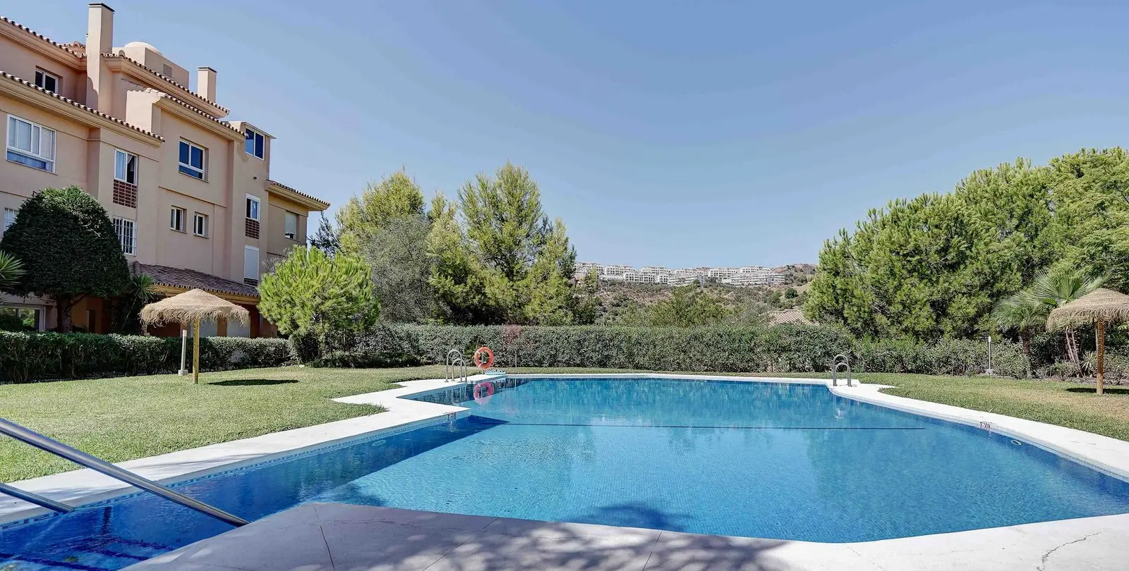 Sale of middle floor apartment in Calahonda 21