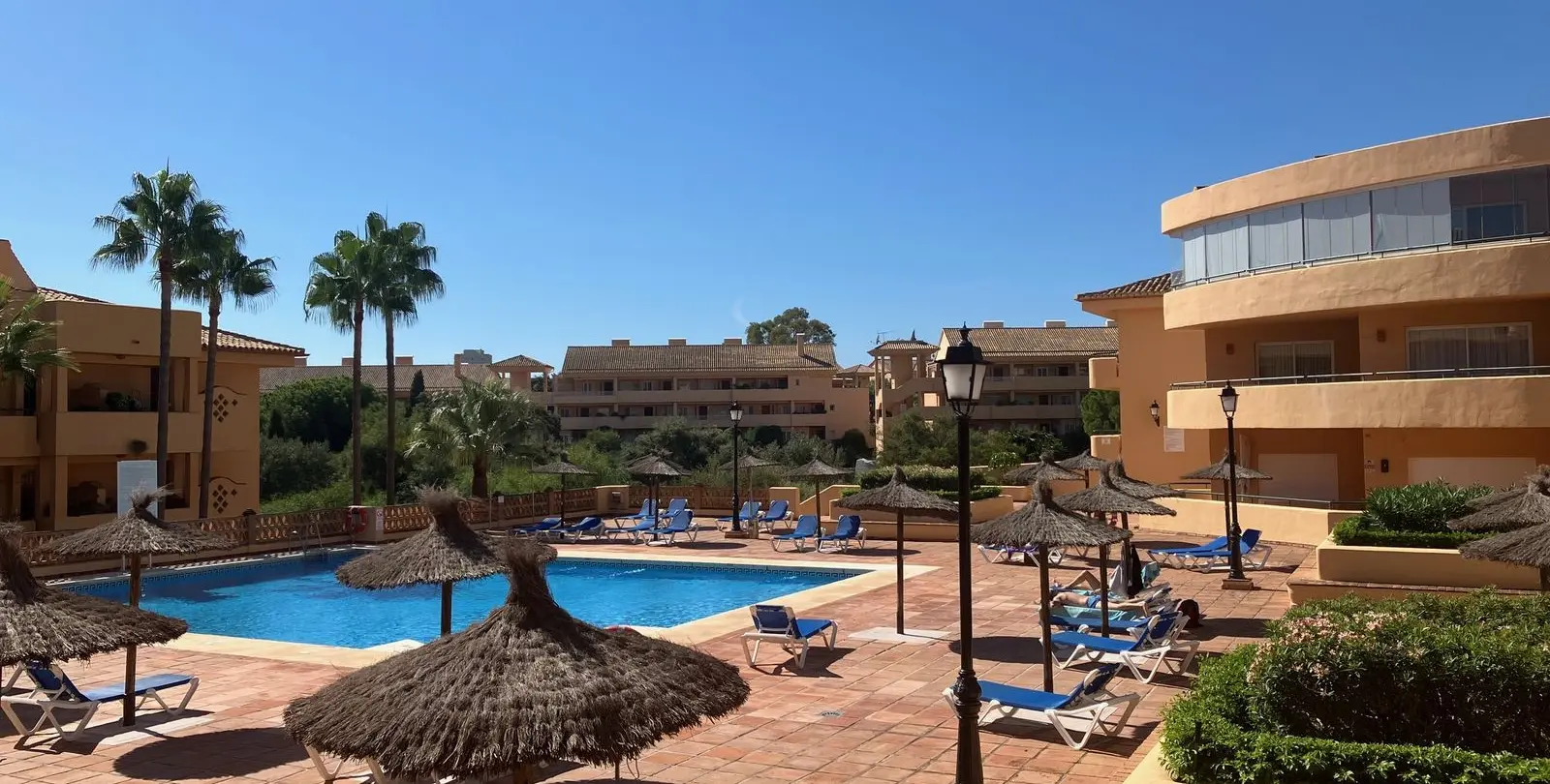 Sale of middle floor apartment in Elviria 1