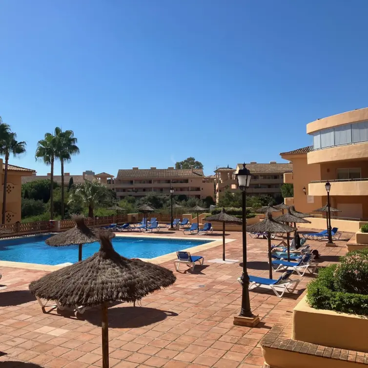 Sale of middle floor apartment in Elviria