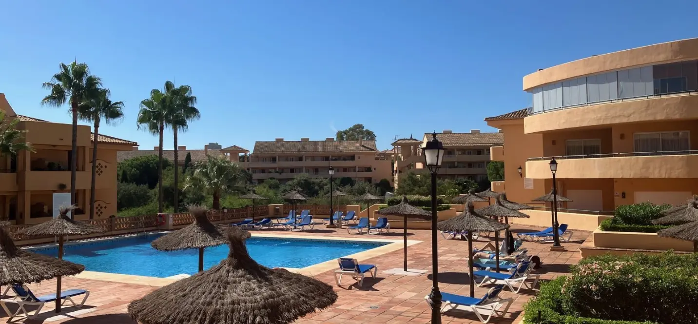 Sale of middle floor apartment in Elviria 0