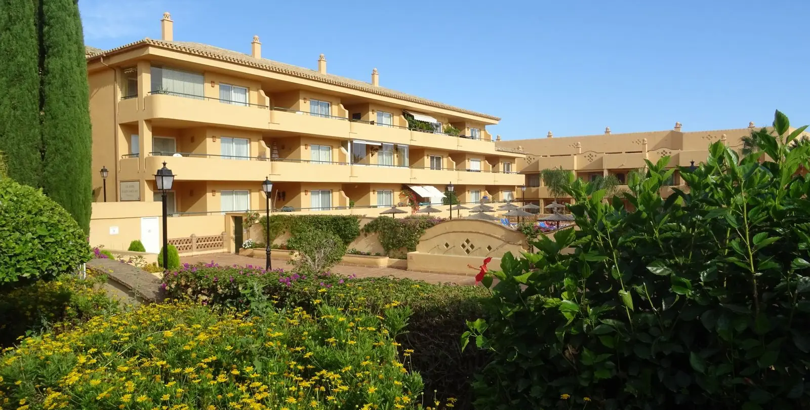 Sale of middle floor apartment in Elviria 2