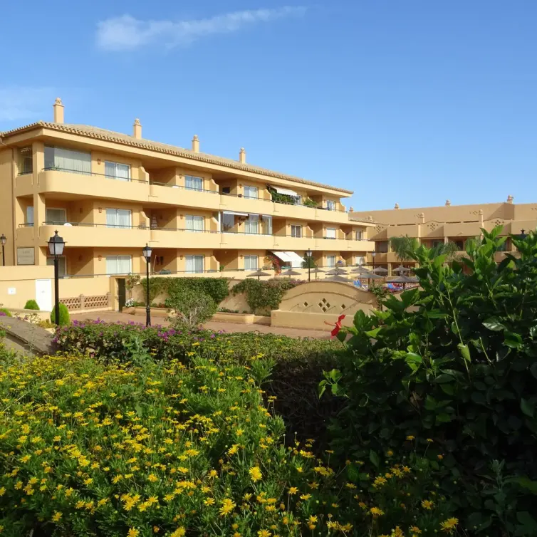 Sale of middle floor apartment in Elviria