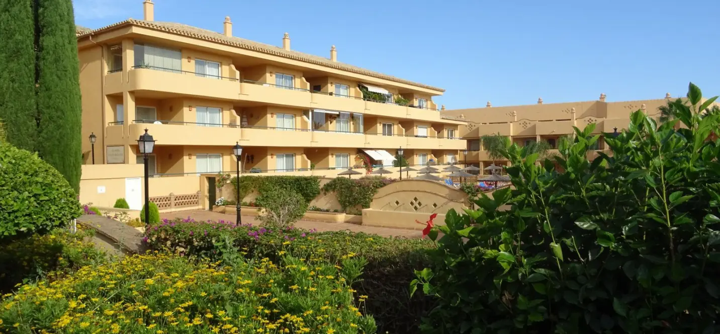 Sale of middle floor apartment in Elviria 1