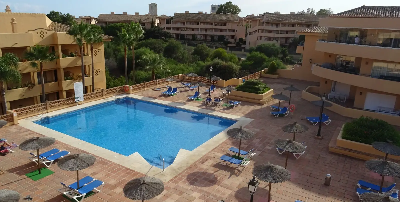 Sale of middle floor apartment in Elviria 3