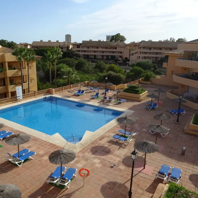 Sale of middle floor apartment in Elviria