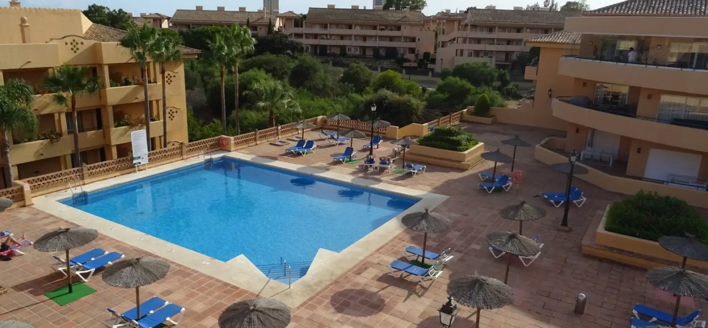 Sale of middle floor apartment in Elviria 2