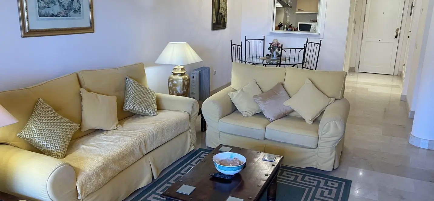 Sale of middle floor apartment in Elviria 3