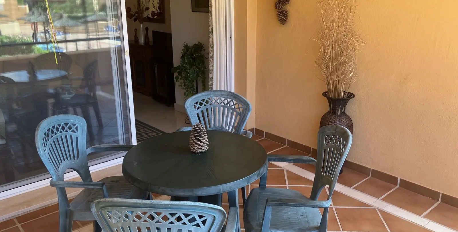 Sale of middle floor apartment in Elviria 10