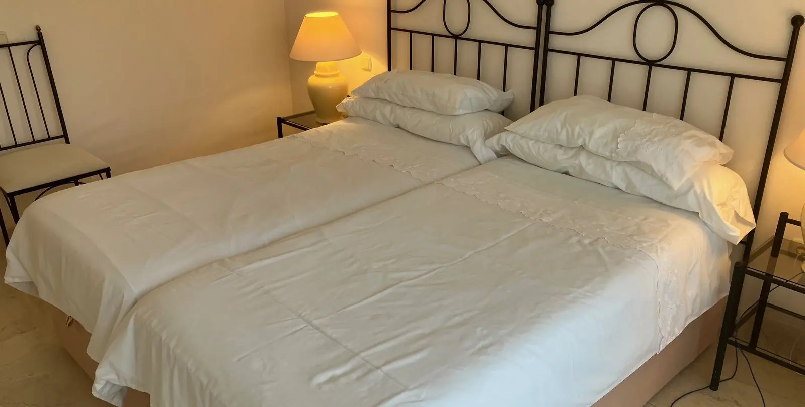 Sale of middle floor apartment in Elviria 11