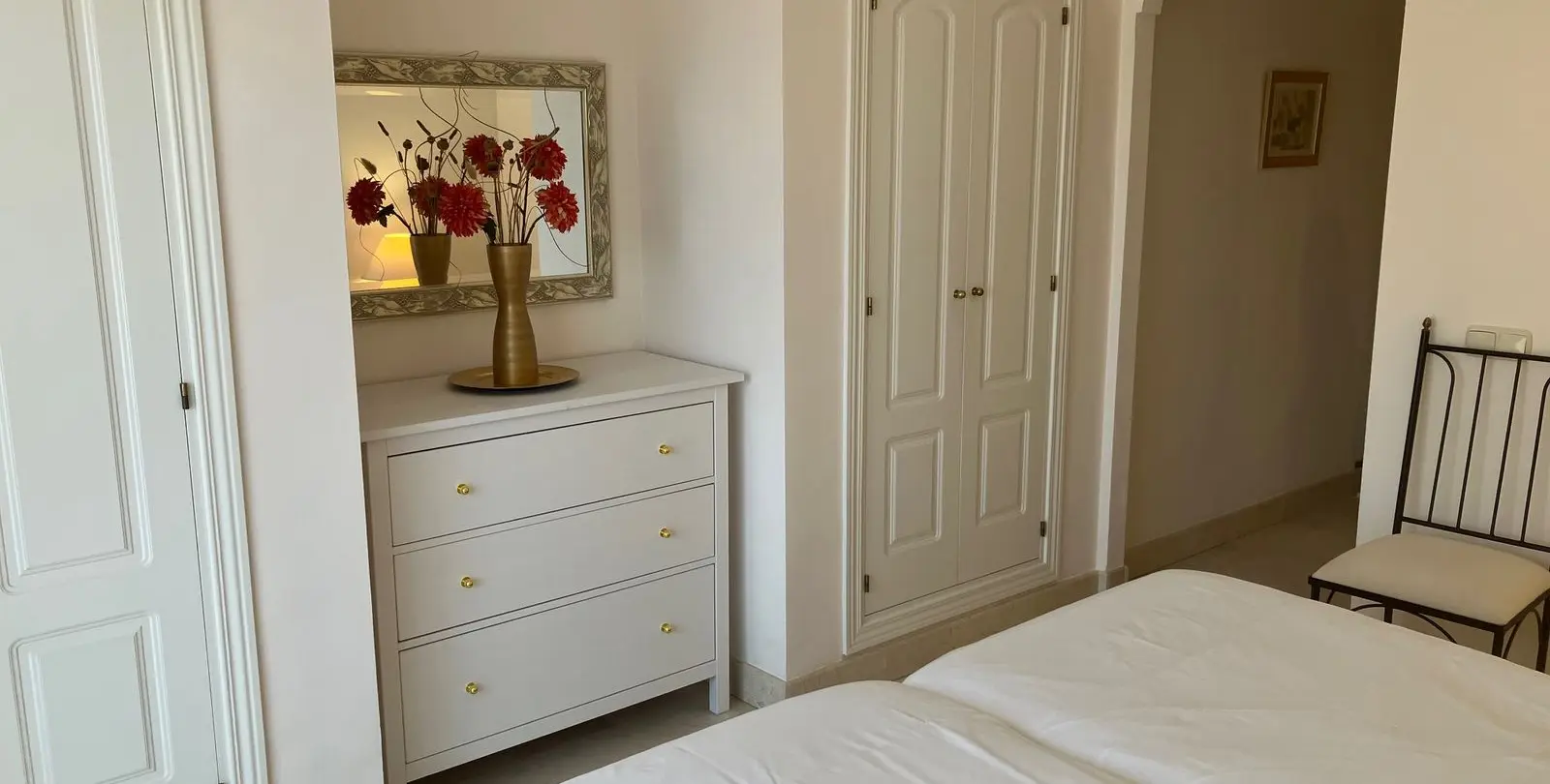 Sale of middle floor apartment in Elviria 12