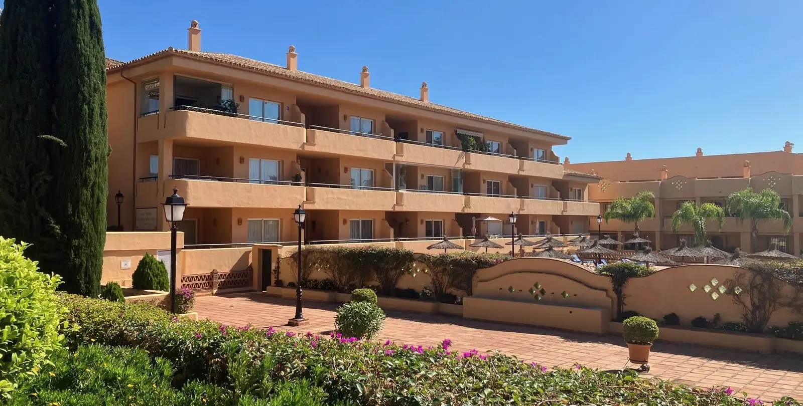 Sale of middle floor apartment in Elviria 14