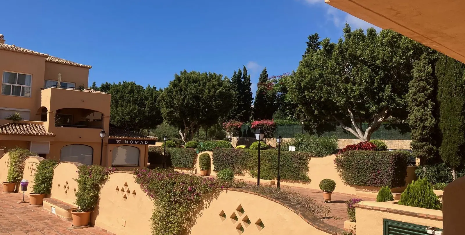 Sale of middle floor apartment in Elviria 15