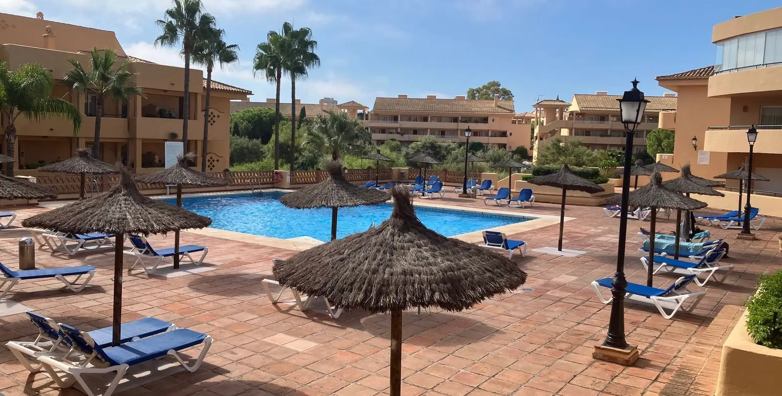 Sale of middle floor apartment in Elviria 16