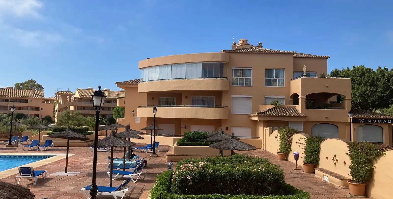 Sale of middle floor apartment in Elviria 17
