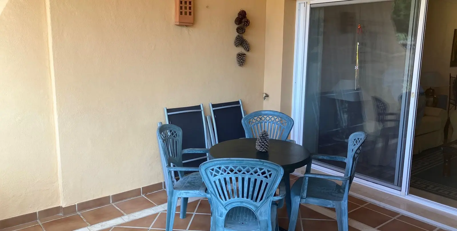 Sale of middle floor apartment in Elviria 18