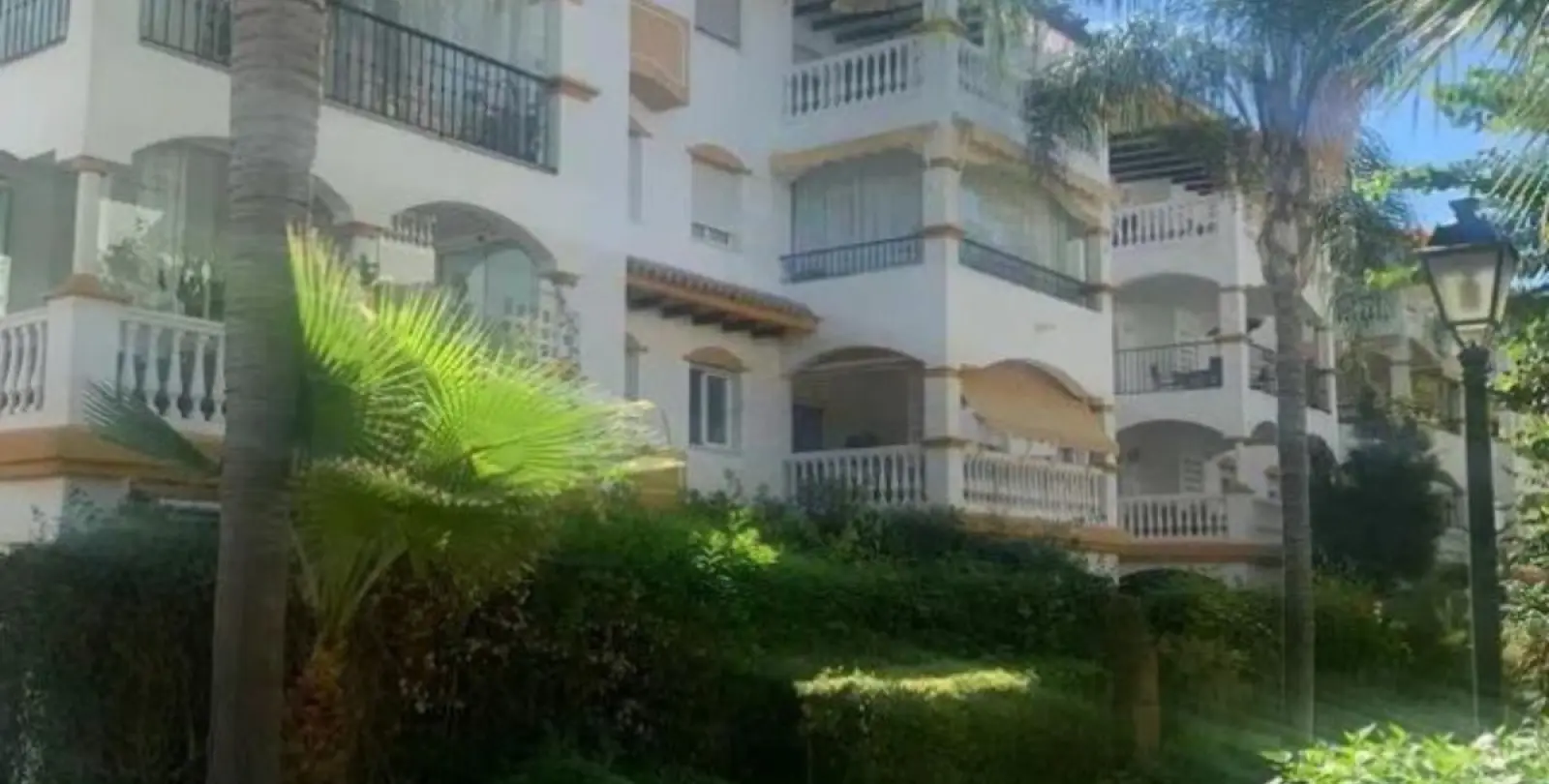 Sale of middle floor apartment in Puerto Banús 1