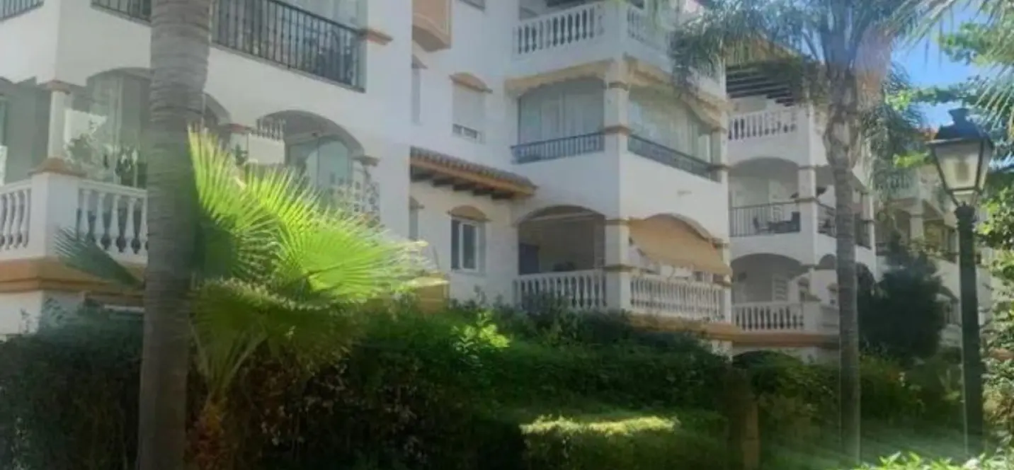 Sale of middle floor apartment in Puerto Banús 0