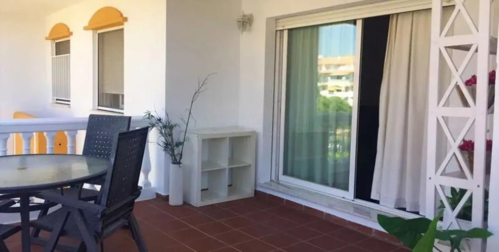 Sale of middle floor apartment in Puerto Banús 2