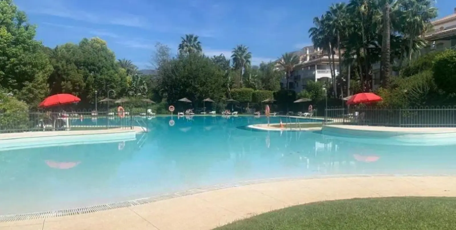 Sale of middle floor apartment in Puerto Banús 9