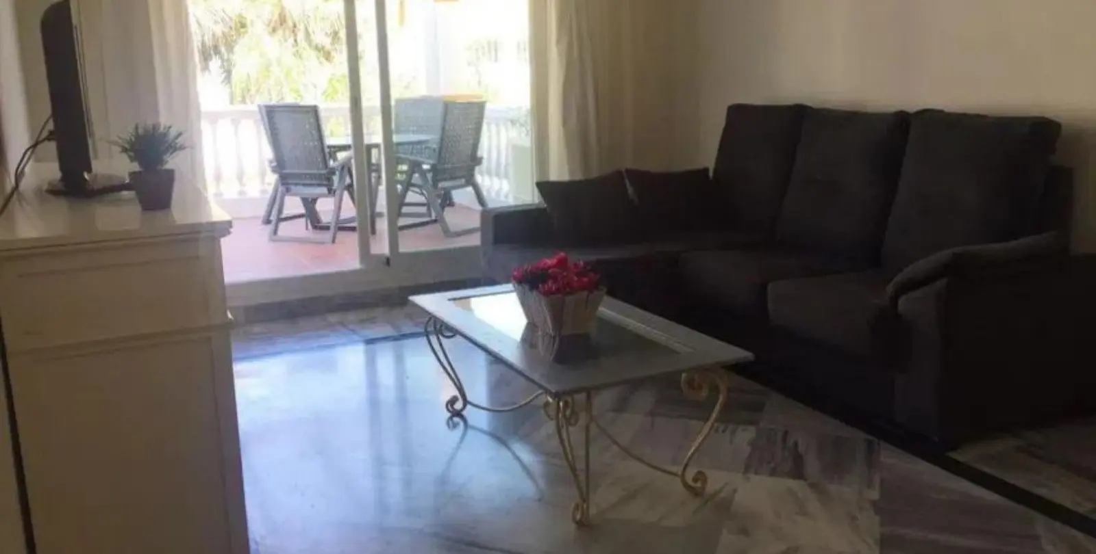 Sale of middle floor apartment in Puerto Banús 10