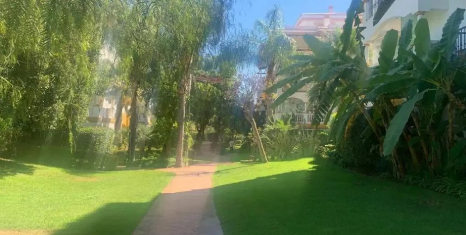 Sale of middle floor apartment in Puerto Banús 13