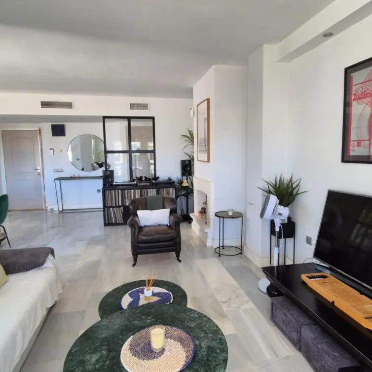 Продажа апартаментов на среднем этаже в Marbella