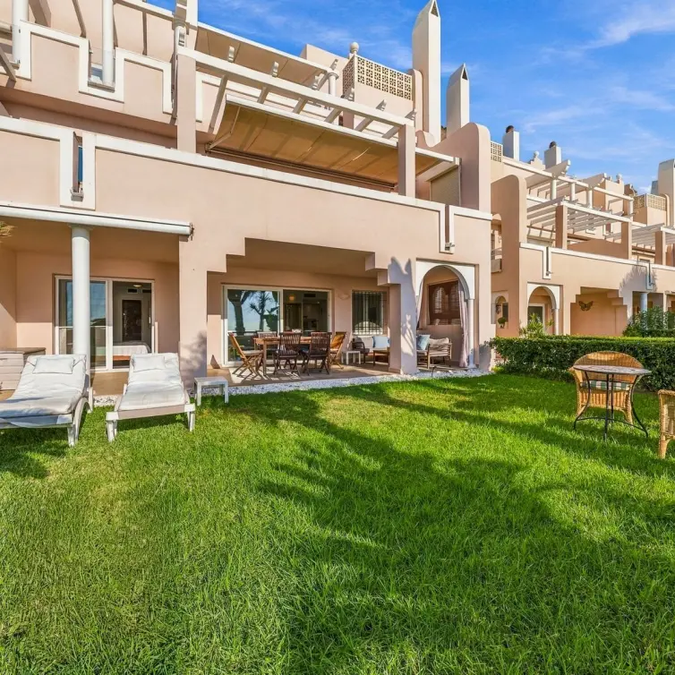 Sale of ground floor apartment in Estepona