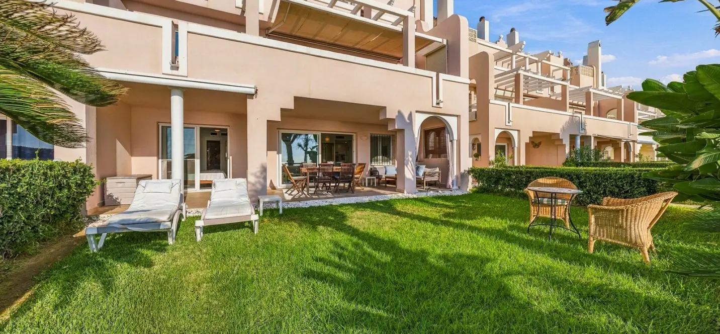 Sale of ground floor apartment in Estepona 2