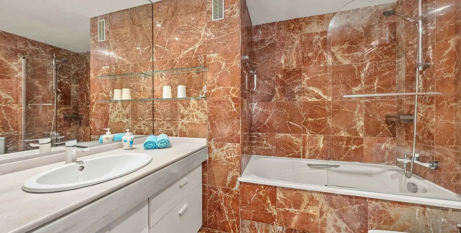 Sale of ground floor apartment in Estepona 20