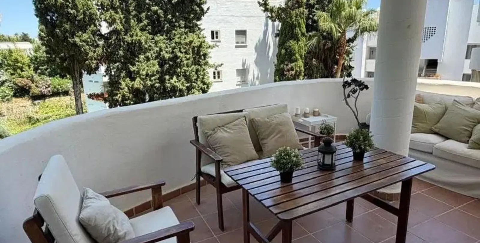 Sale of middle floor apartment in The Golden Mile 5