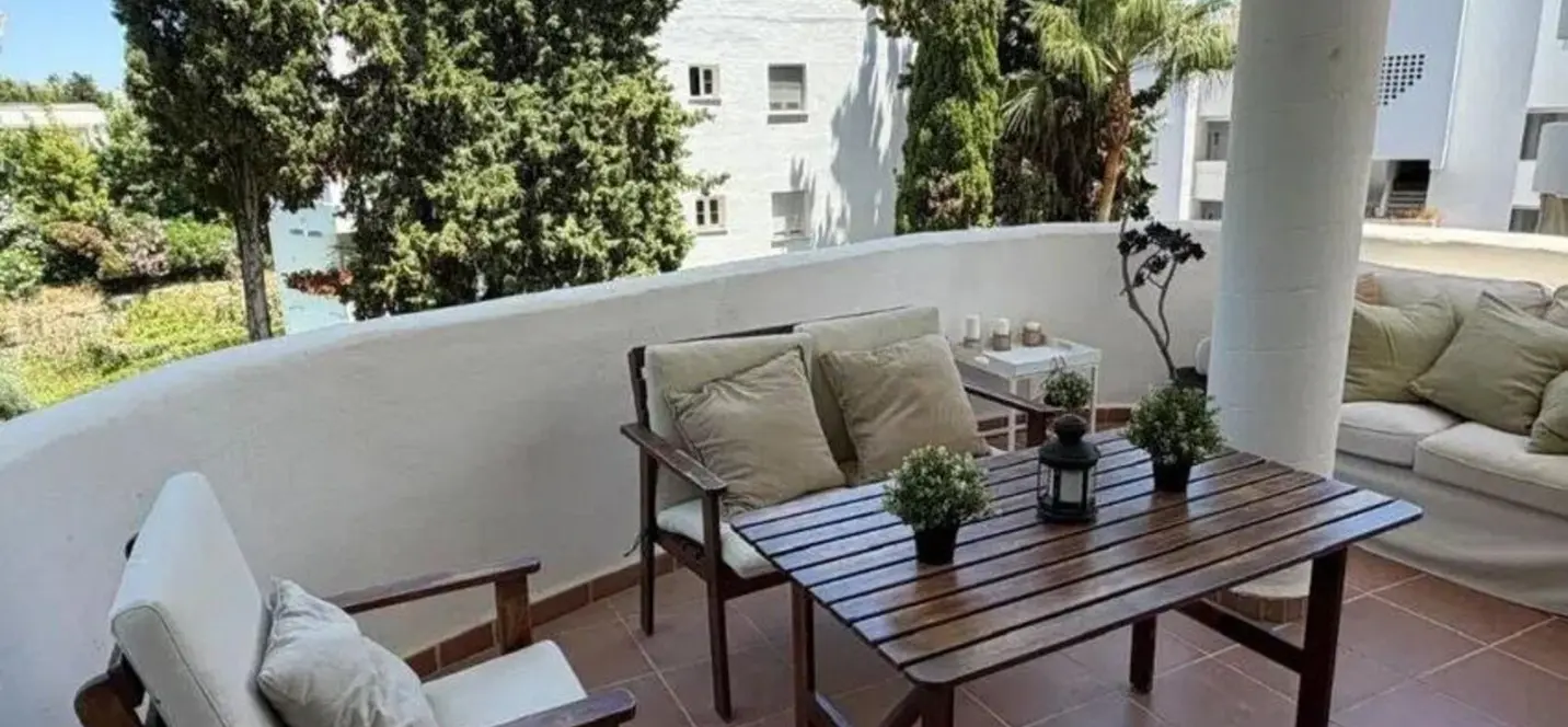 Sale of middle floor apartment in The Golden Mile 4