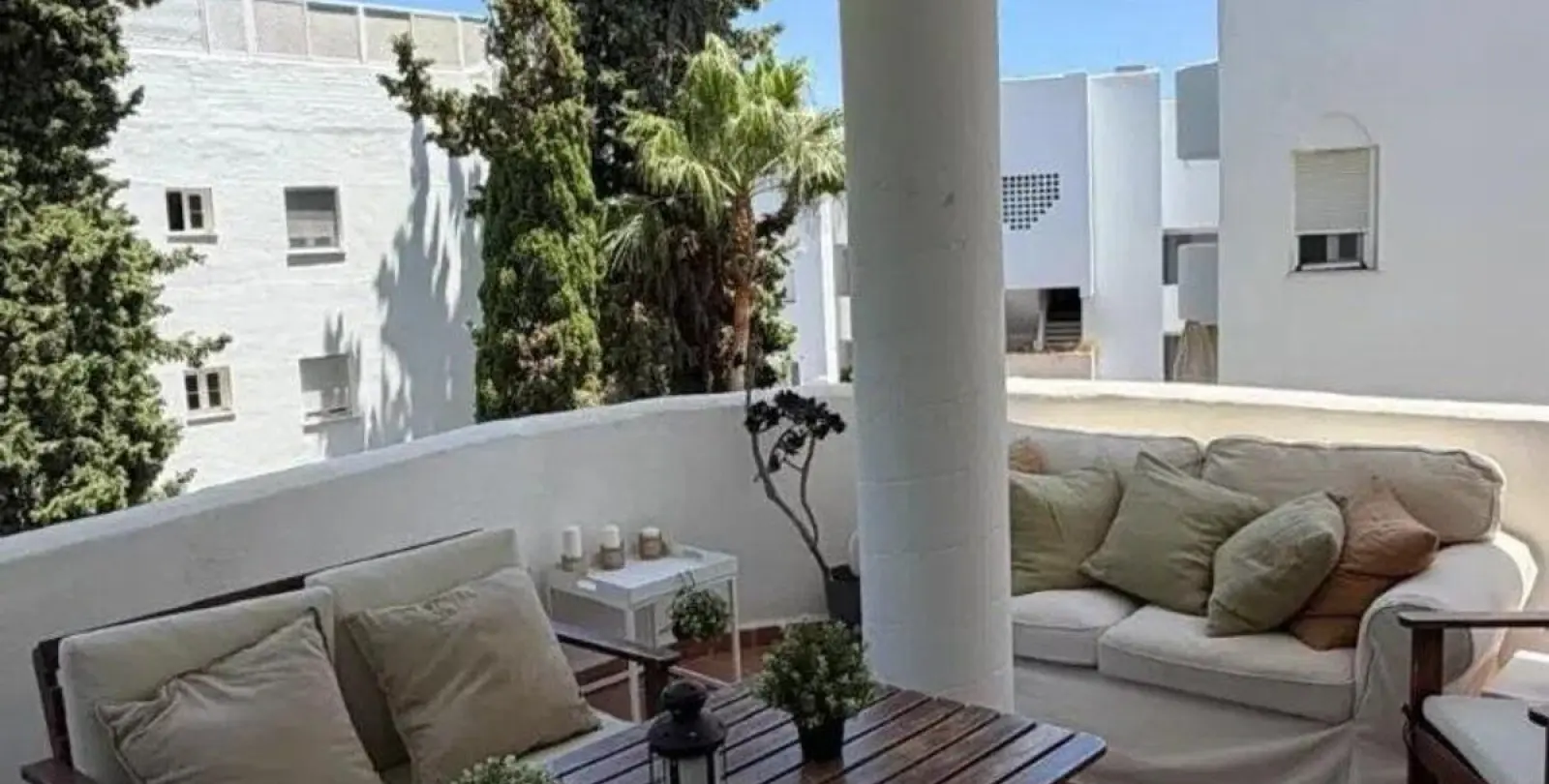Sale of middle floor apartment in The Golden Mile 6
