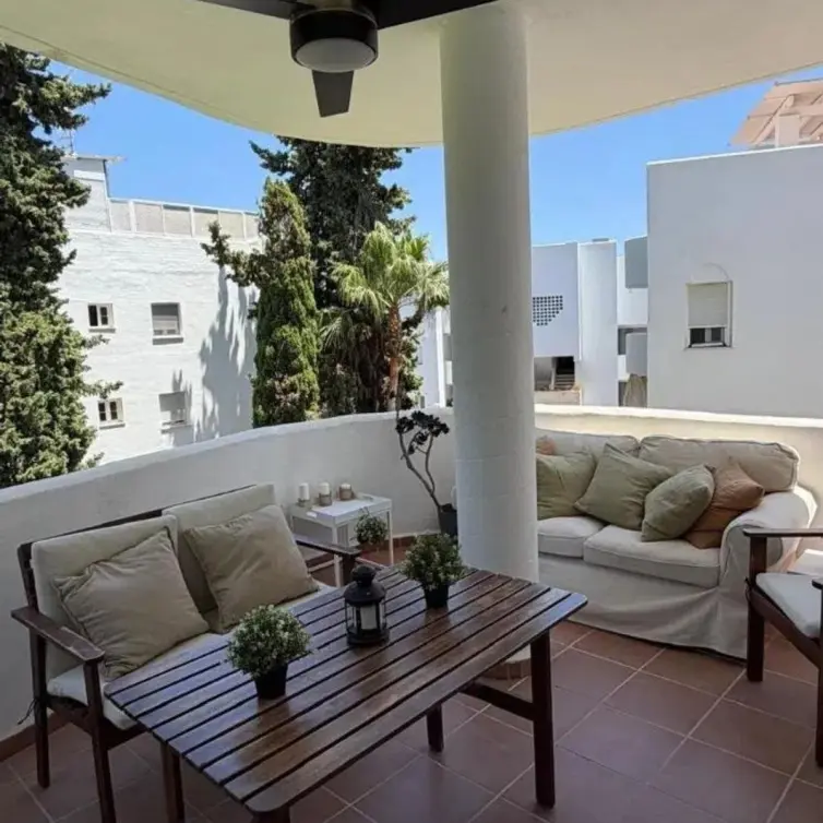 Sale of middle floor apartment in The Golden Mile