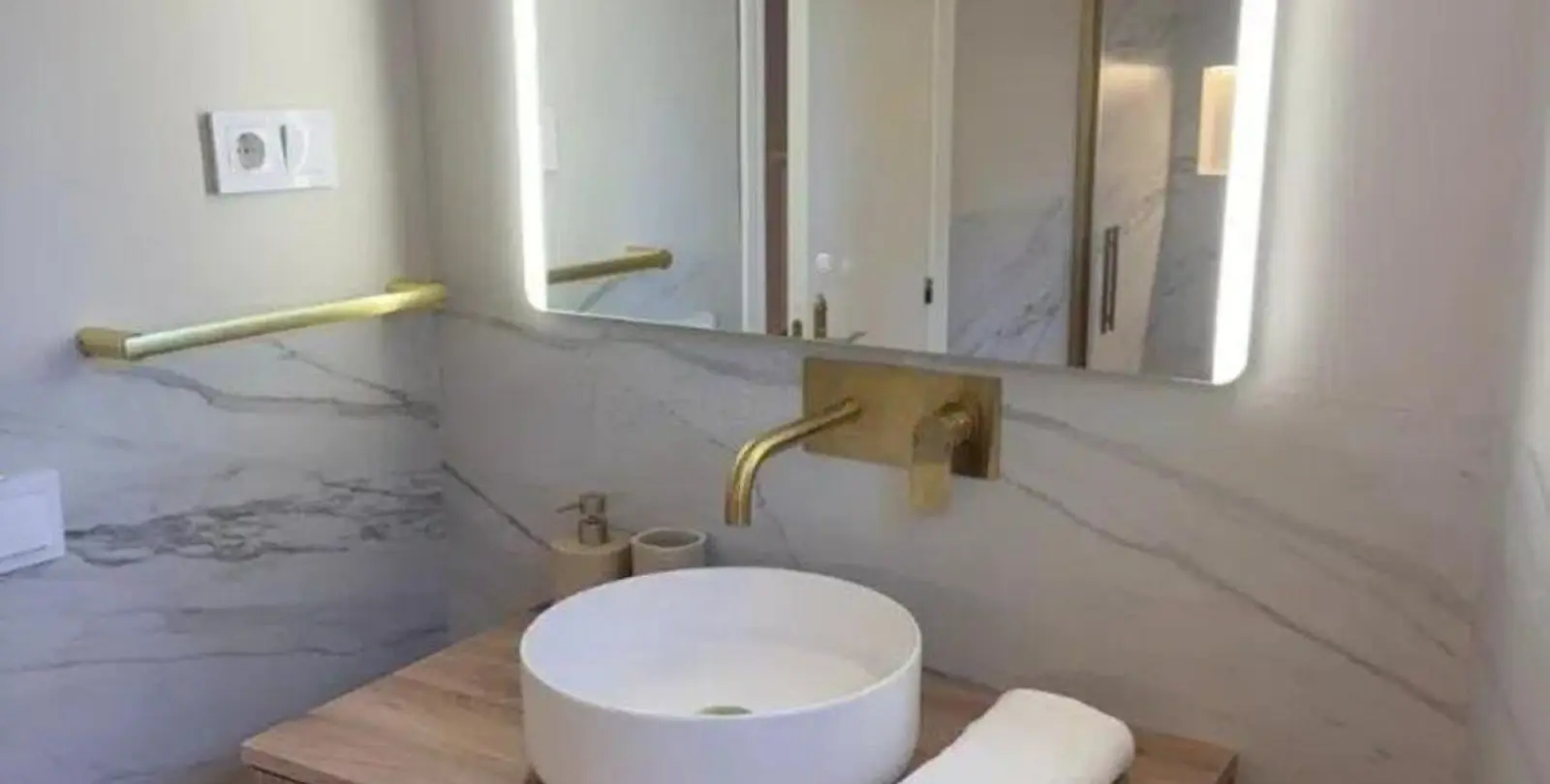 Sale of middle floor apartment in The Golden Mile 9