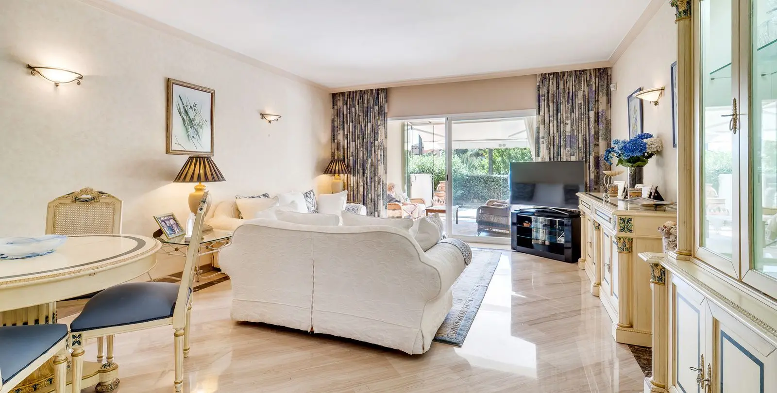 Sale of ground floor apartment in Elviria 6